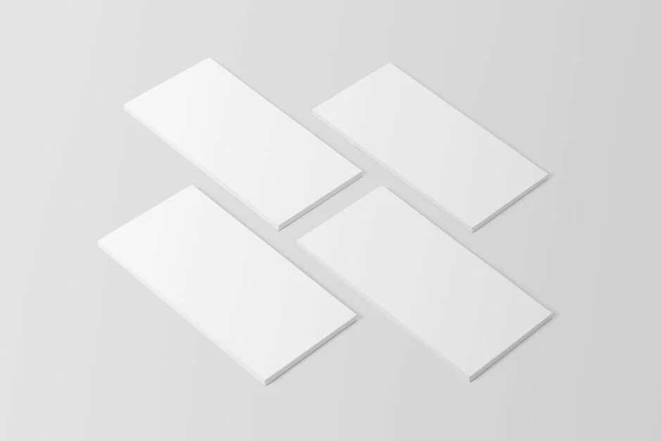 Une personne écrit dans un carnet, en se concentrant sur le croquis au crayon et la conception typographique.