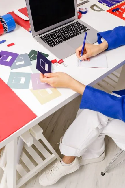 Bureau au style minimaliste avec ordinateur portable, lunettes et affiche verte de brainstorming pour des idées fraîches.